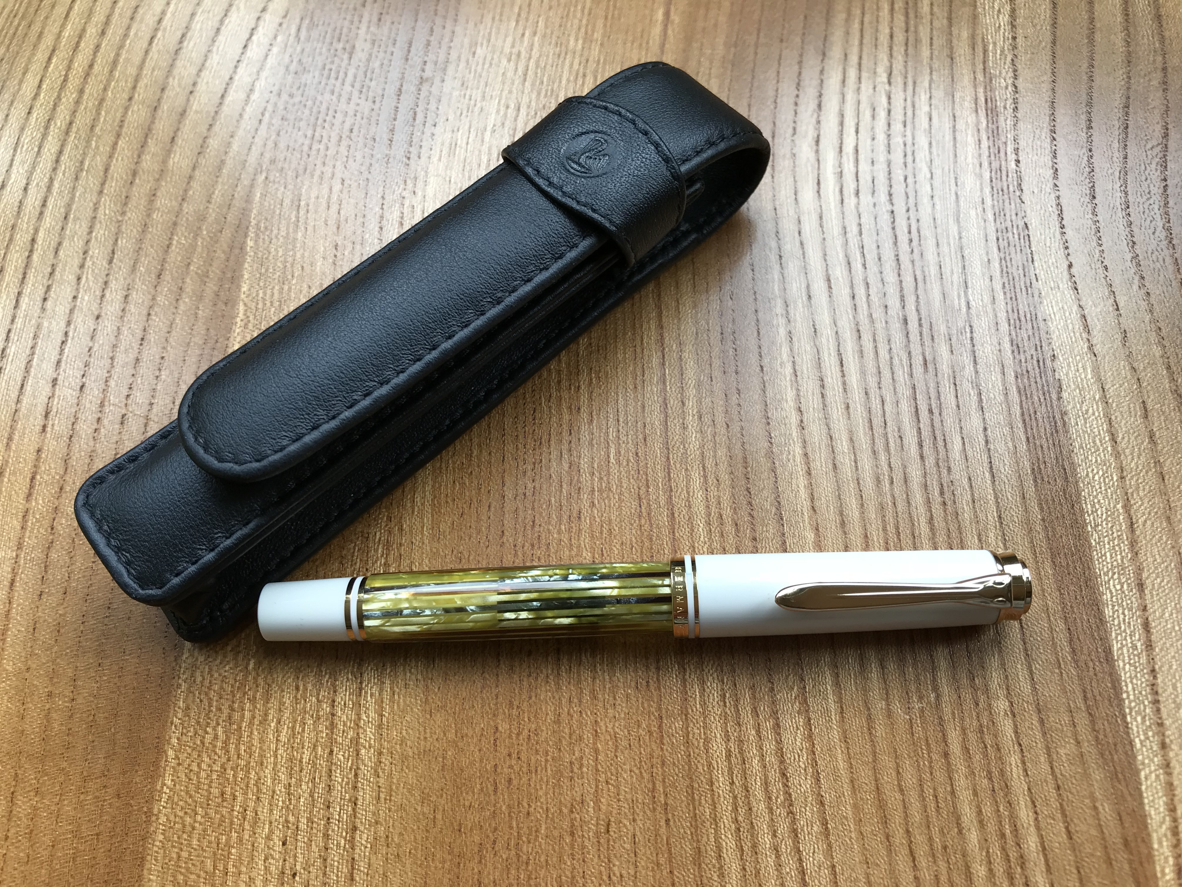 Pelikan White Tortoise plus case