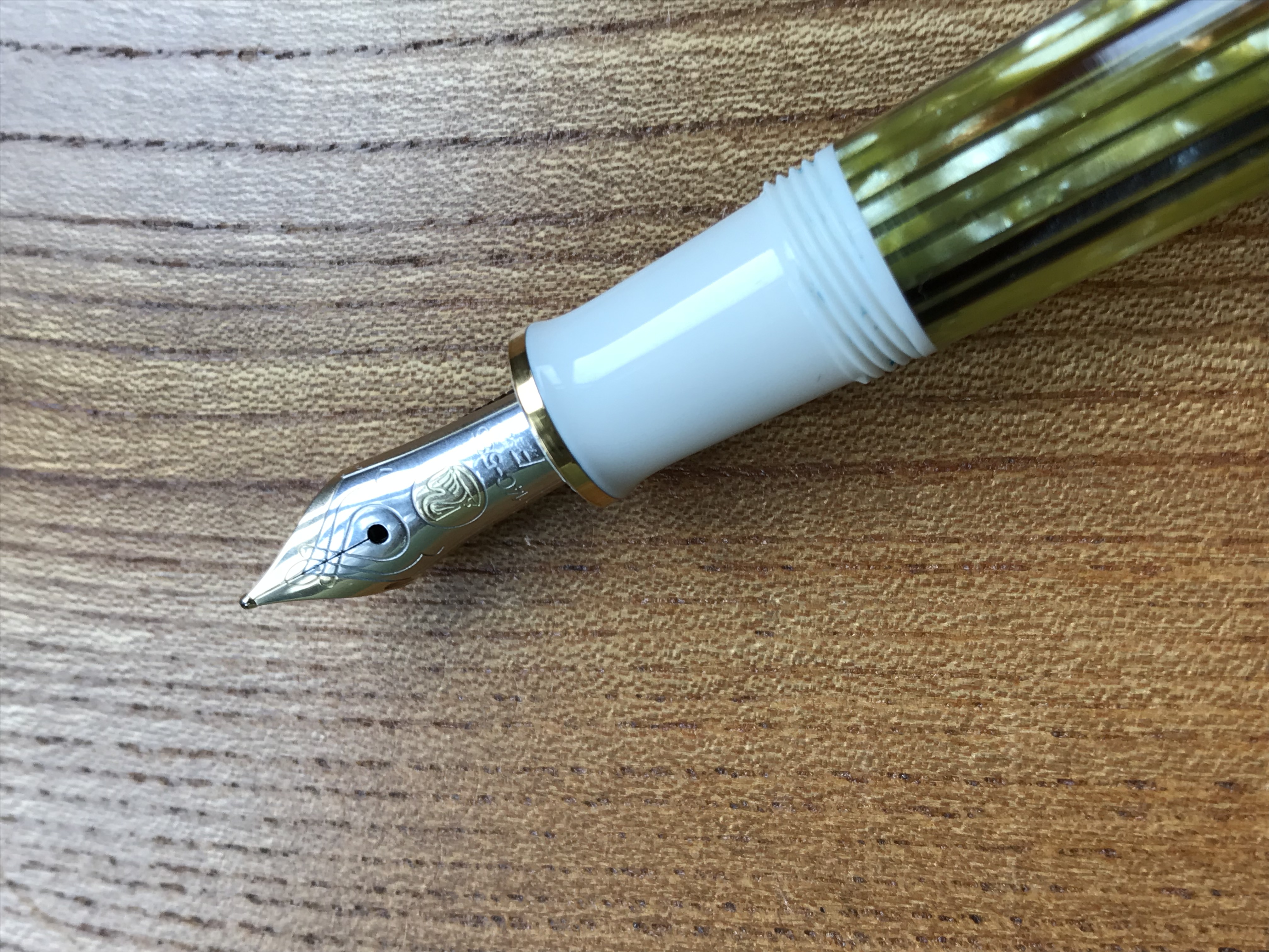 Pelikan M400 nib detail